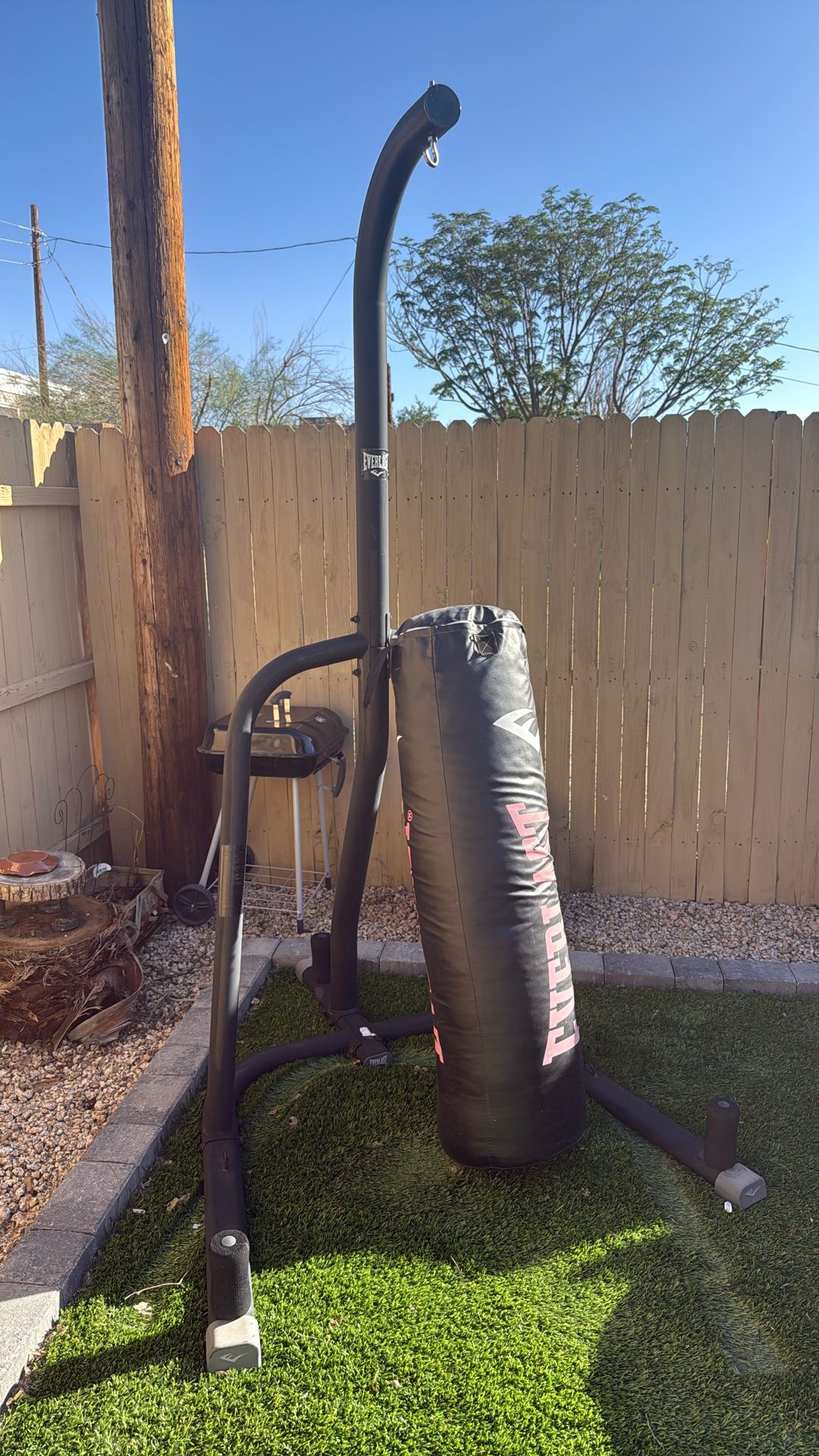 Everlast Heavy Bag And Stand ( Bag Straps Ripped )