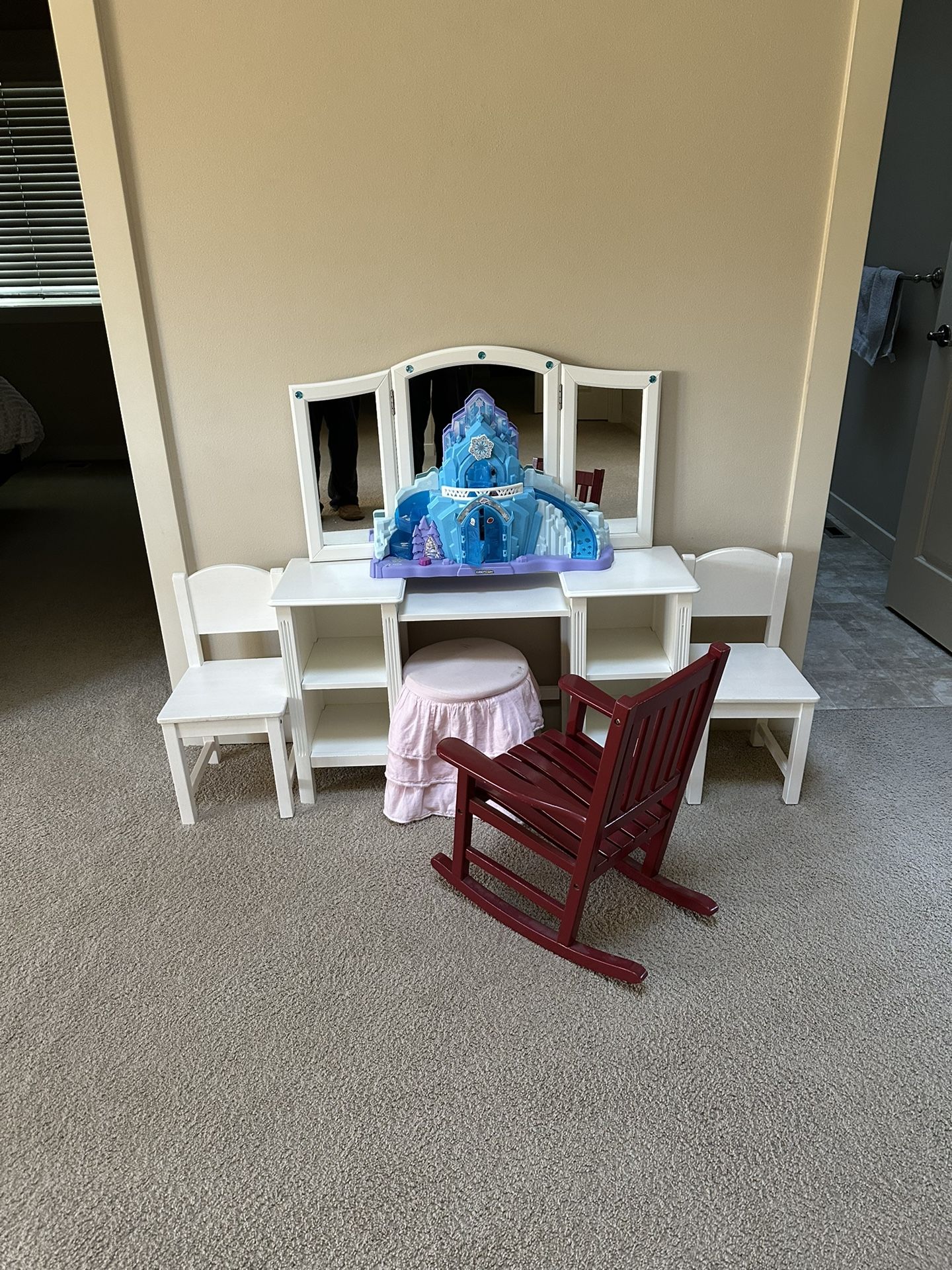 Childrens Vanity And Chairs