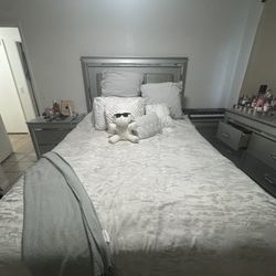 Queen Bedroom Set – Gray & Silver (Bed, 2 Nightstands, Vanity/Dresser)