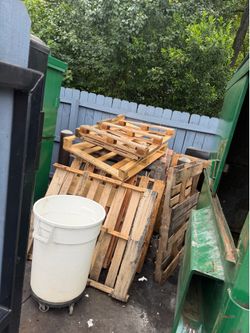 10 + FREE wood PALLETS come grab them first come first serve