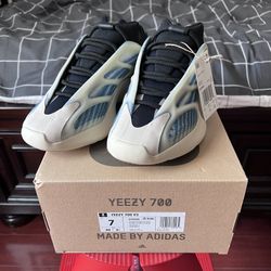 Yeezy 700 V3 Kyanite Size 7