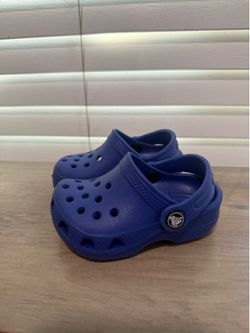 Baby crocs size 2c/3c