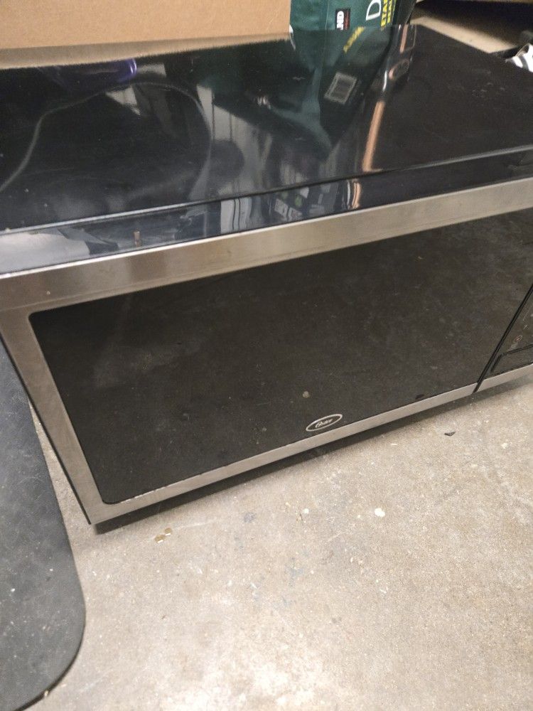 Oster Microwave 1.1 Cu Ft 1000w