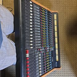 Carvin Mx1688 Professional 16 Channel 8 Bus Mixing Board