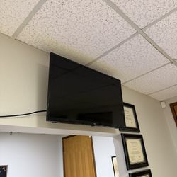 32 In Roku Tv With Mount