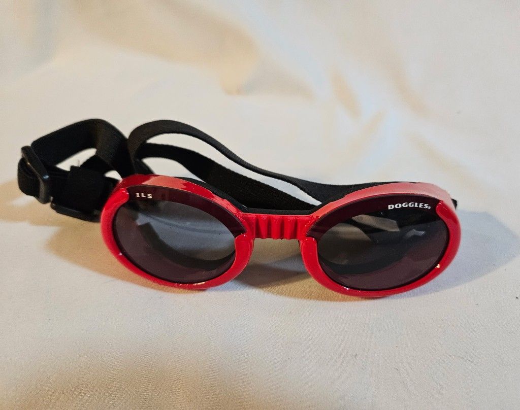 Red Medium Doggles ILS protective eyewear designed for dog that offer 100% UV protection, shatterproof lenses, and anti-fog treatment Unused Excellent