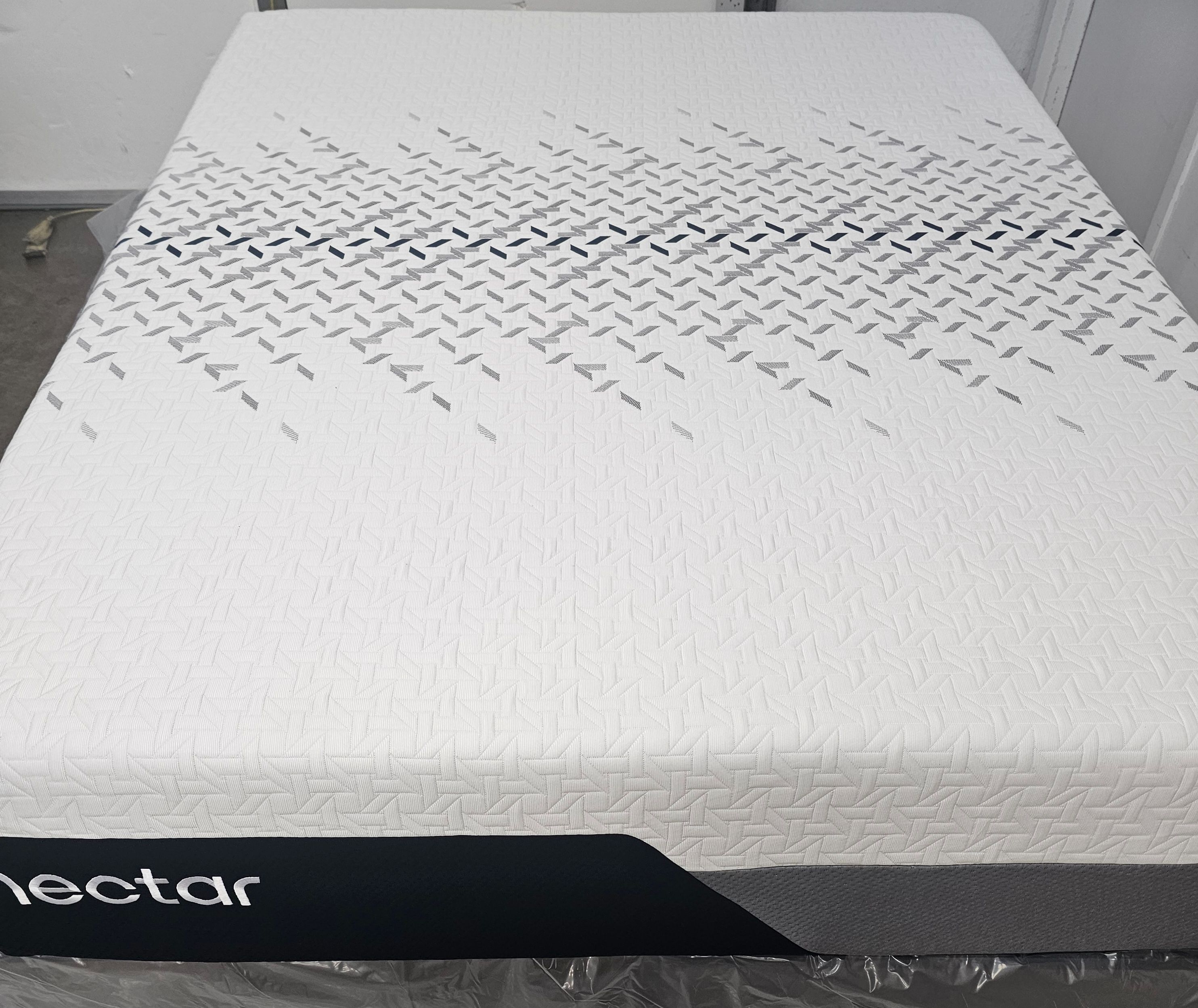 LIKE NEW! Nectar Luxe Queen Mattress - Delivery Available