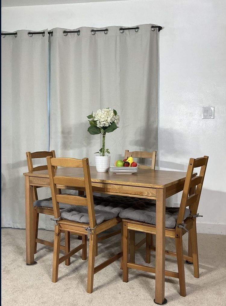 Kitchen Dining Table & 4 Chairs / Mesa Comedor Compacto 4 Sillas