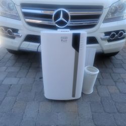 ALMOST NEW DELONGHI PENGUINO 14,000 BTU AIRCONDITIONER WITH WINDOW ACCESSORIES VERY POWERFUL