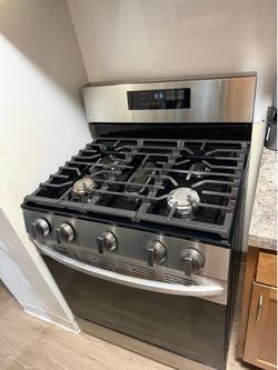LG stove with 5 burners