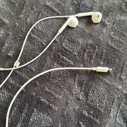 Earbuds With Lightning Connecting