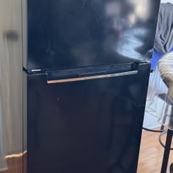 The Magic Chef 10.1 cu. ft. Top Freezer Refrigerator (used) 