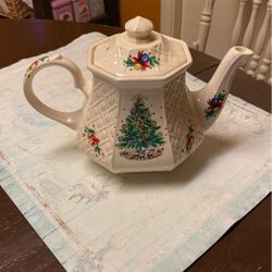 Sadler England Salem Christmas Eve Teapot