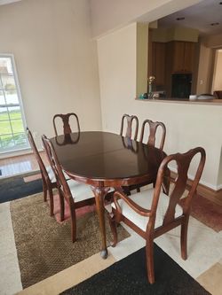 Traditional Queen Anne style dining table and 6 chairs
