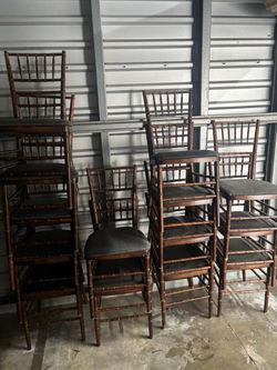 14 Chiavari Chairs with Black Cushions – Lot