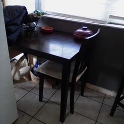 Kitchen Table 2 Matching Chairs