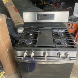 GE 30-in 5 burners 5-cu ft Freestanding Natural Gas Range ( Stainless steel )