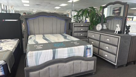 Amazing Offer‼️Beautiful 5pc Set With a free Nightstand On Sale $1399