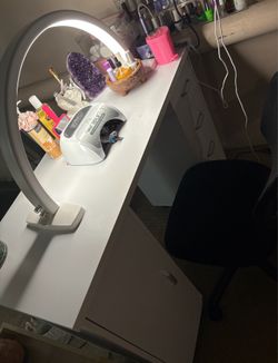 Nail tech table + half moon Light