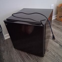 GE Small Fridge $29.99