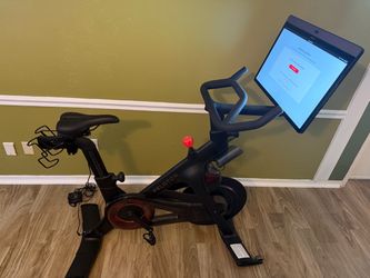 Peloton Bike+ w/ 23.8” Rotating Touchscreen – Excellent Working Condition