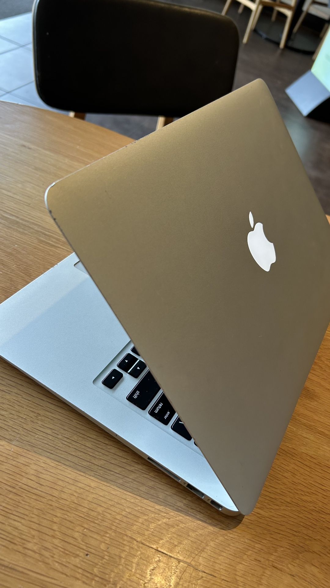 Apple MacBook Air 13” I5/8GB/256GB SSD $180