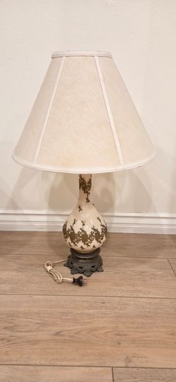 Vintage Mid-Century Hollywood Regency Cream Ceramic Table Lamp with Gold Accents & Ornate Base
