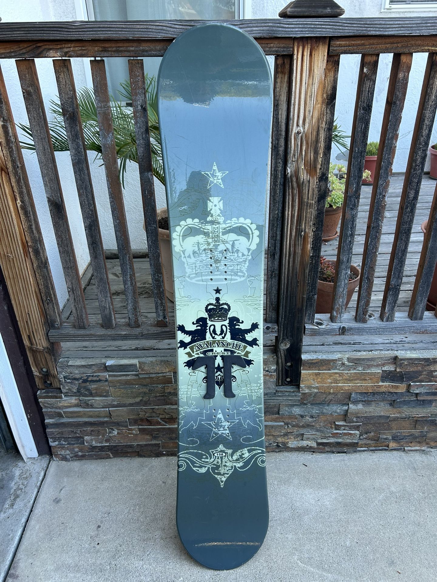 Avalanche Crest 158 Snowboard Like New
