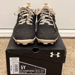 Under Armour baseball cleats 5Y