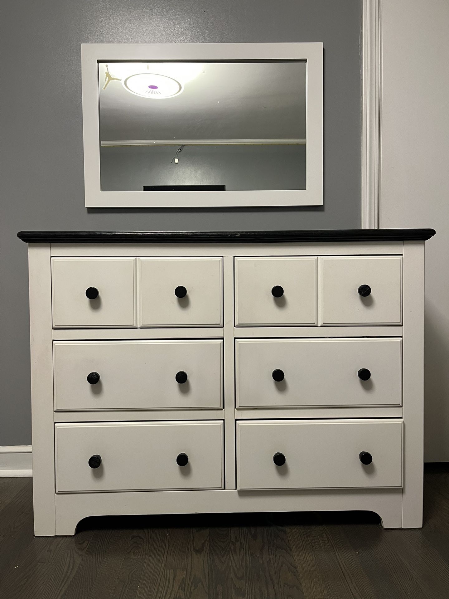 Selling This Set Of A Dresser With Its Mirrior