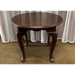 Vintage Bombay Company Queen Anne style oval side table. Accent table. End table.