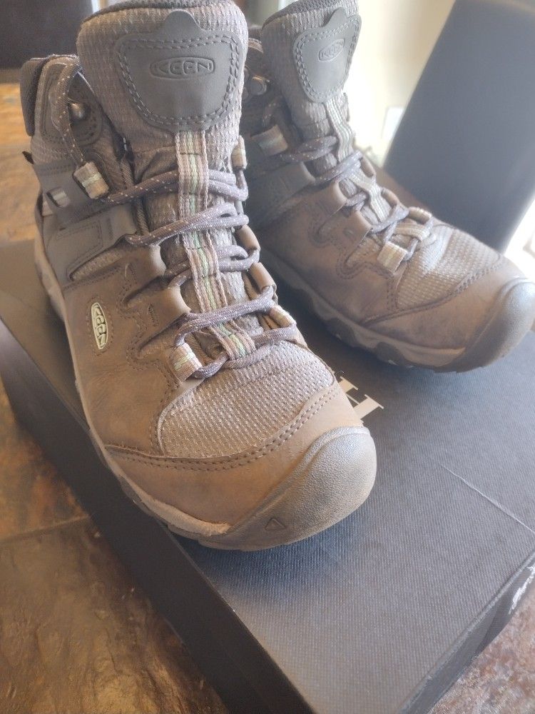 Keen Boots Women Size 8 1/2 Awesome  PRICE DRop  $40