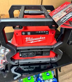 Milwaukee M18 18V Lithium-Ion Cordless 3600-Watt/1800-Watt Battery Powered Power Supply