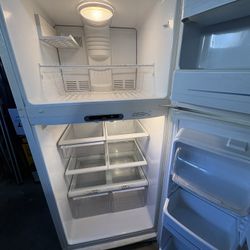 Top Freezer - Bottom Refrigerator - 20 Cu. Ft