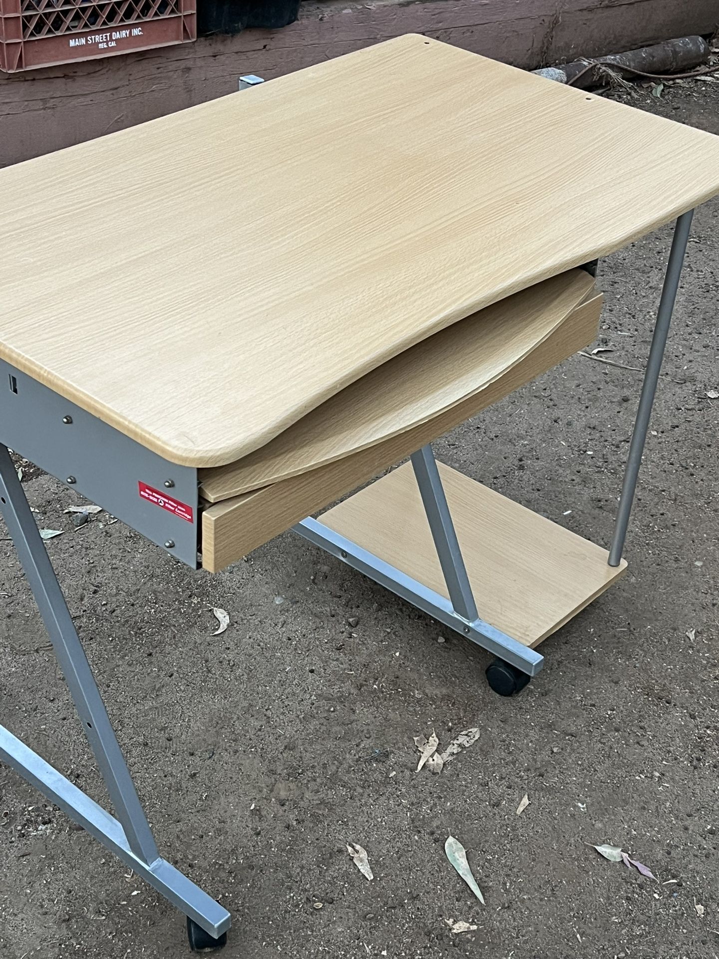 Computer Desk In excellent CONDITION With Wheels Firm On Price