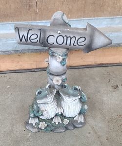 Cute Resin Frog Garden Statue Says Welcome
