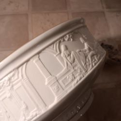 1987 Franklin Mint Fine Porcelain Romeo & Juliet Etched Bowl Bisque w/ Gold Trim