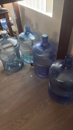 6 gal ones de agua
