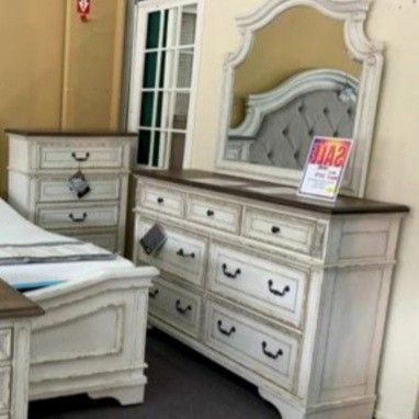 Realyn Chipped White Panel Bedroom Set 4-Piece Instock