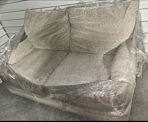 Like-New Rooms-To-Go Waco Loveseat