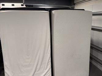 Set of twin beds