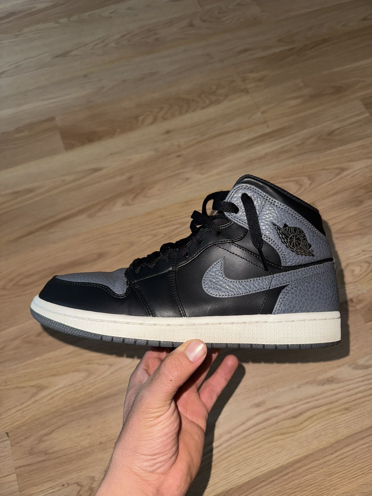Jordan Retro 1 Mid Black Dark Grey
