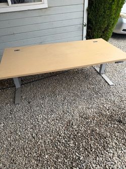 Electric table goes up and down with outlets