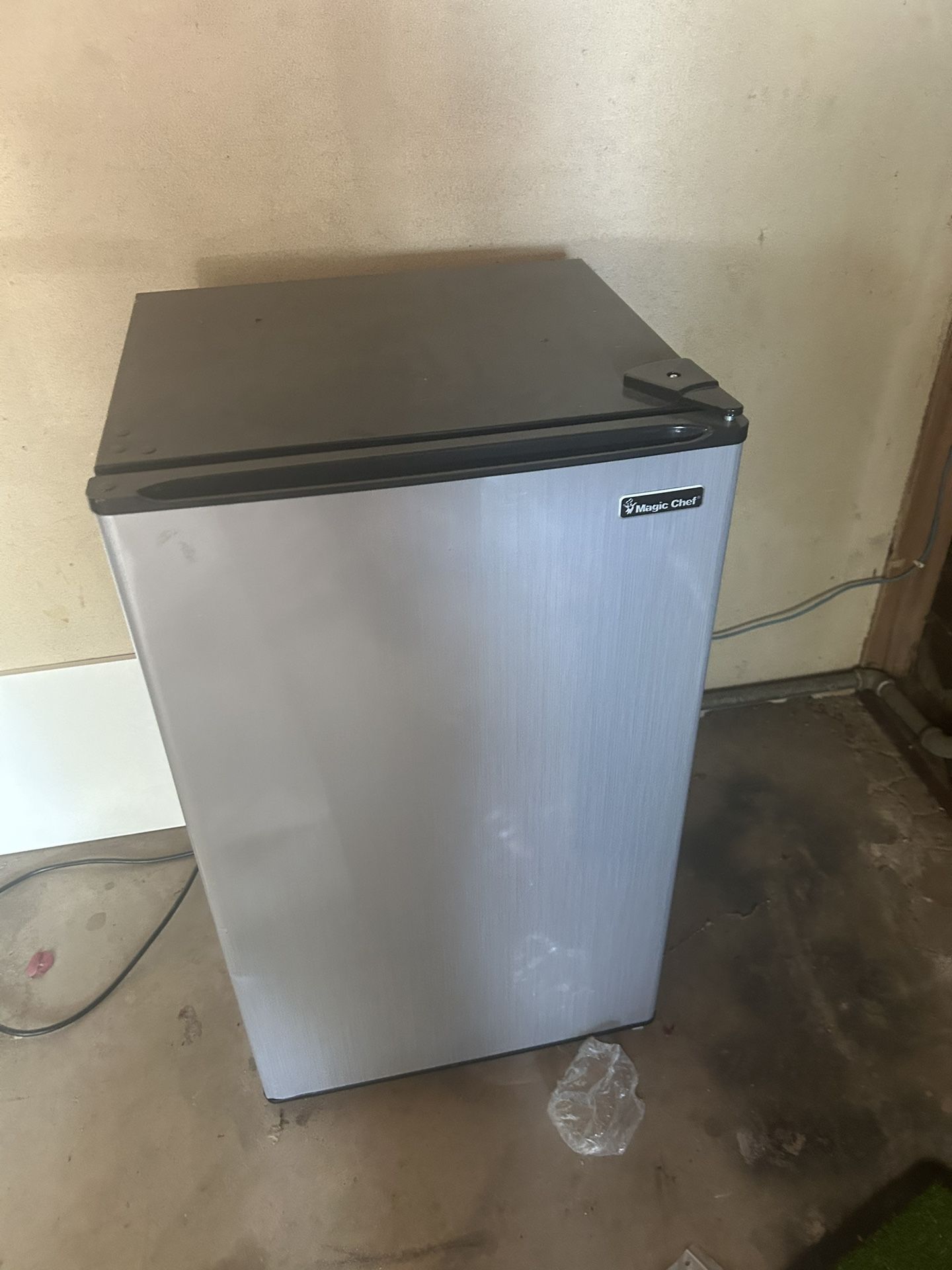 Mini Fridge - Some Peeling On The Side