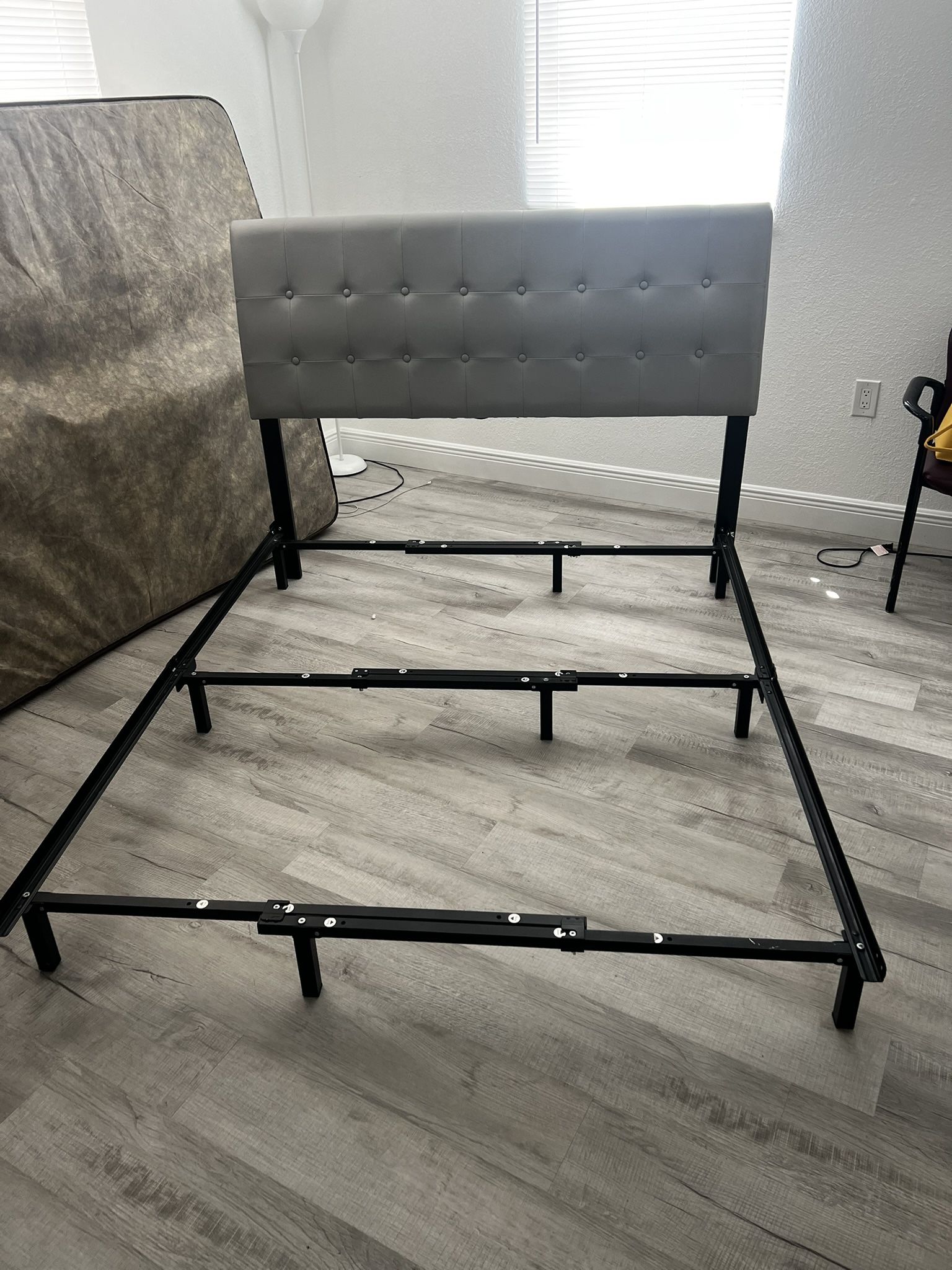 ADJUSTABLE FED FRAME WITH QUEEN BOX SPRING