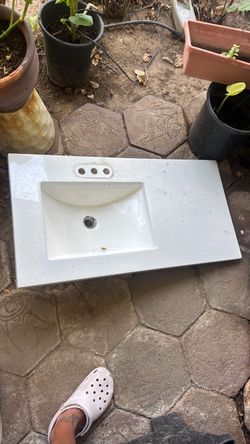 White bathroom sink like new