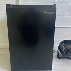 Insignia Mini fridge 