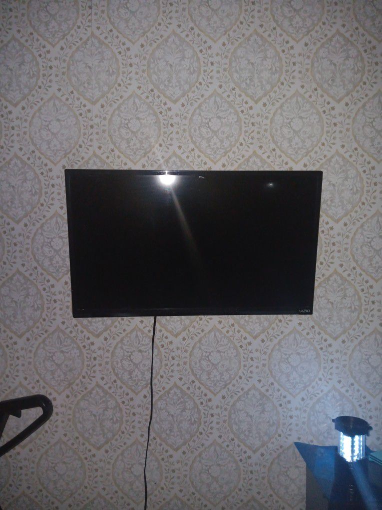 32 Vizio With Wall mount 