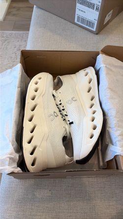 Brand New ON cloud surfer max white US 9 Women