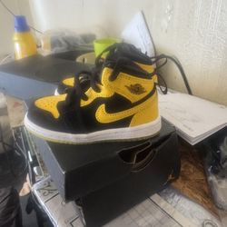 Jordan Retro 1’s Toddler Size 6 Yellow And Black